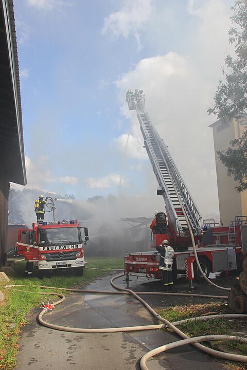 Lagerhalle in Au brennt