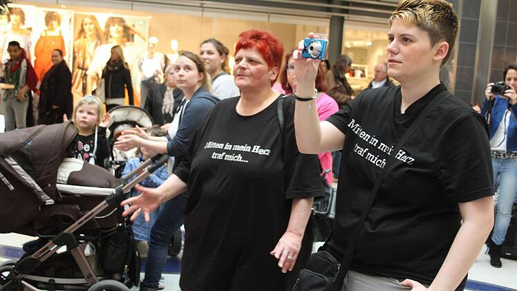 Carolin (21) und Karin Hemberger (55) sind die größten Fans der Gruppe "Pures Glück". Foto: Sonja Adam