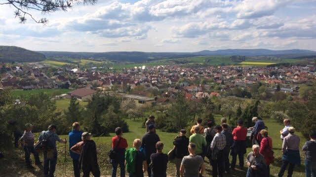 Zahlreiche Menschen waren gekommen, um den Rundweg zum Bruderkrieg von 1866 kennenzulernen. Foto: Kerstin Väth