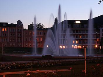 Am Donnerstagabend lief der Springbrunnen zunächst noch ohne Beleuchtung. Foto: Markus Klein