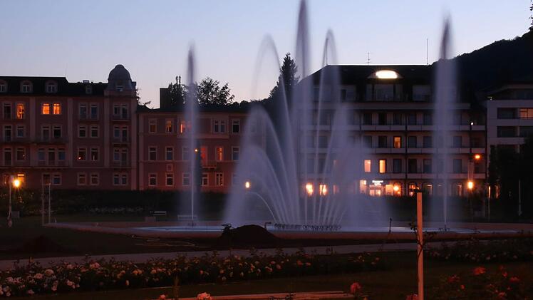 Am Donnerstagabend lief der Springbrunnen zunächst noch ohne Beleuchtung. Foto: Markus Klein