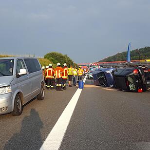 Drei Fahrspuren nach folgenschwerem Auffahrer blockiert - Geladene Autos liegen auf der Autobahn