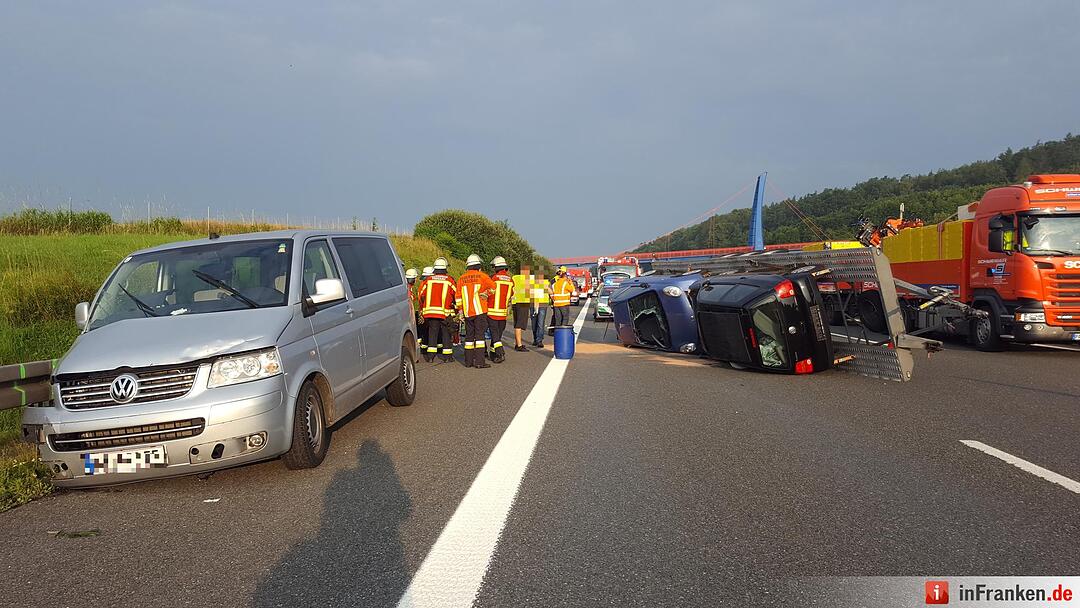 Drei Fahrspuren nach folgenschwerem Auffahrer blockiert - Geladene Autos liegen auf der Autobahn