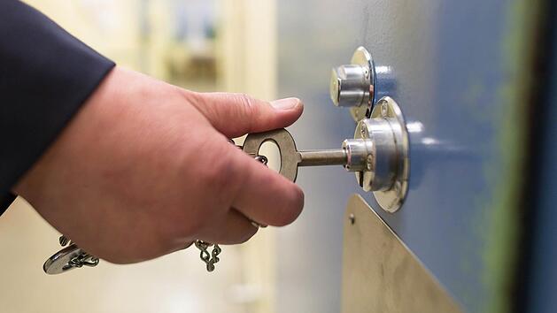 Nach einem Diebeszug durch das Kulmbacher Klinikum und weiteren Straftaten muss ein 36-J&auml;hriger nun zwei Jahre und neun Monate hinter Schloss und Riegel. Symbolfoto: Uwe Anspach/dpa
