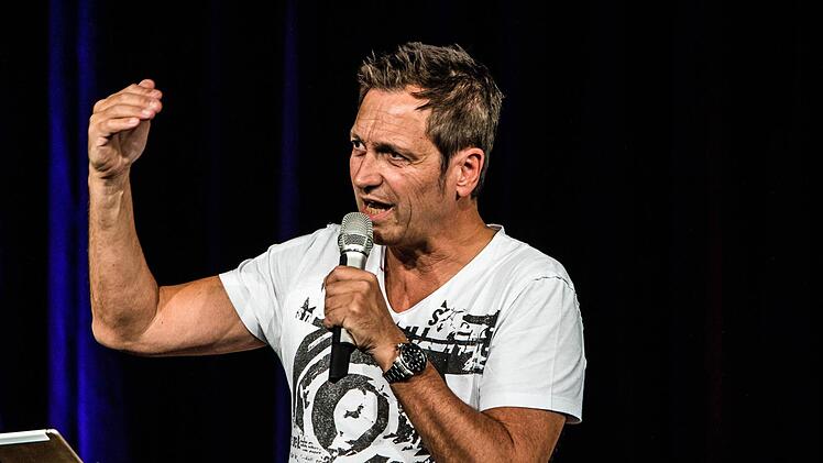 Wortgewandt und unterhaltsam : Dieter Nuhr gastierte im Coburger Kongresshaus. Foto: Jochen Berger