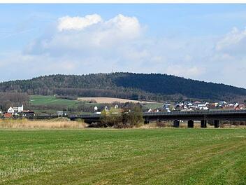 Zwischen Seubelsdorf und Weingarten soll Kies abgebaut werden. Hinter der Autobahnbrücke sind die Häuser von Kösten zu erkennen.  Foto: Andreas Welz