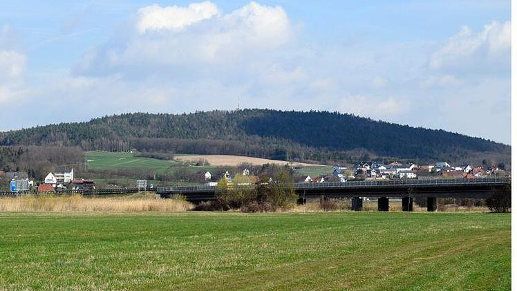 Zwischen Seubelsdorf und Weingarten soll Kies abgebaut werden. Hinter der Autobahnbrücke sind die Häuser von Kösten zu erkennen.  Foto: Andreas Welz