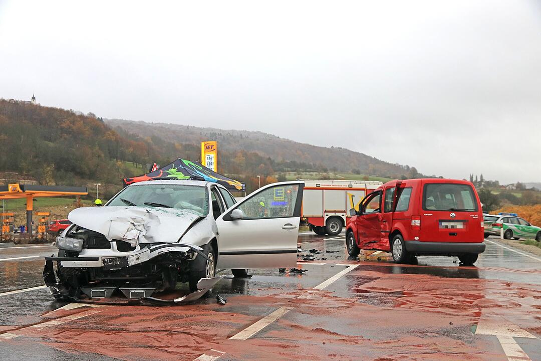 Mehrere Verletzte bei Unfall auf B470