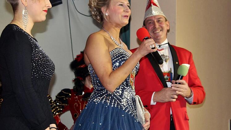 Reitschwieser Dreigestirn (von links): Sängerin Karina Ostertag, Prinzessin Jennifer I.  und Vorsitzender Matthias Bühner. Werner Vogel