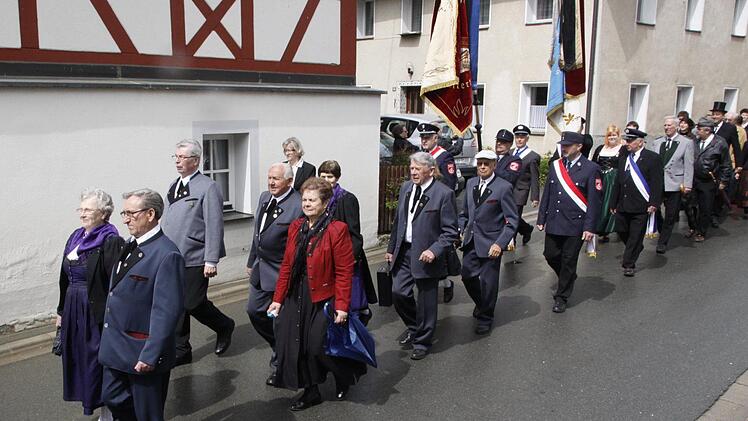 BFestumzug anlässlich 24. Heimattag des FSV in Affalterthal. Einträchtig beisammen die Affalterthaler Vereine,  vorne die Singgruppe des Heimatvereins, dahinter die Ortsfeuerwehr mit Fahne und anschließend der Schützenverein Affalterthal mit den Soldatenkameraden.  Foto: löw
