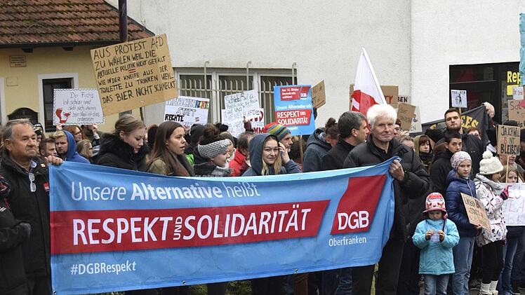 Rund 500 Protestler marschierten die Stadtknechtsgasse zum Stadtschloss hoch.