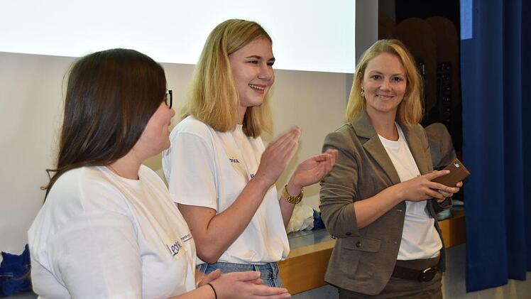 Leonie und Veronica mit der Seminarleiterin Nina Moritz bei der Vorstellung. Foto: Uschi Prawitz