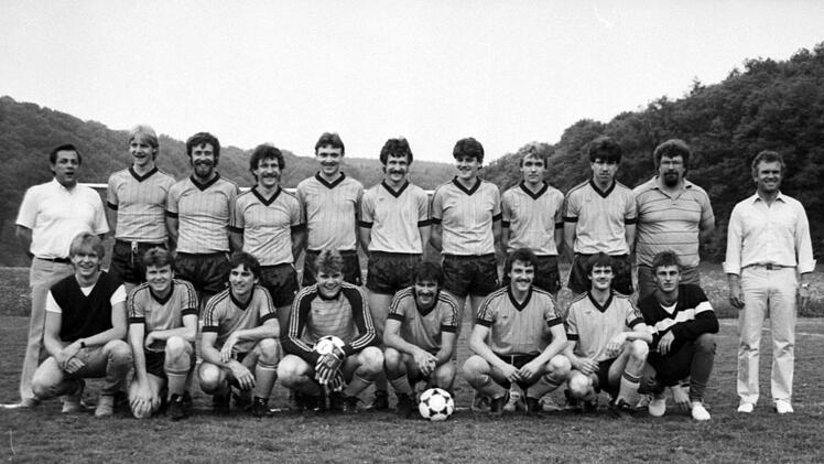 Meister der C-Klasse 13: Unser Bild aus dem Jahr 1985 zeigt (hinten, von links) Gerhard Haase, Norbert Reuß, Edwin Hergenröther, Gerhard Schmitt, Peter Wischgold, Werner Haas, Jürgen Düsterwald, Michael Ruppert, Franz Doschko, Abteilungsleiter Helmut Schäfer und Trainer Rainer Dusel sowie (vorne, von links) Thomas Reuß, Gerhard Doschko, Eckehard Lemke, Stefan Düsel, Harald Schmitt, Andreas Oftring, Manfred Vogel und Gerold Schäfer.Foto: Archiv/Reith