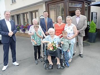 Gratulation zum 100. Geburtstag von Frieda Amon. Mit im Bild Familienangehörige und Landrat Klaus Löffler (links), Bürgermeister Stefan Heinlein und Zweiter Bürgermeister Wolfgang Förtsch (rechts)