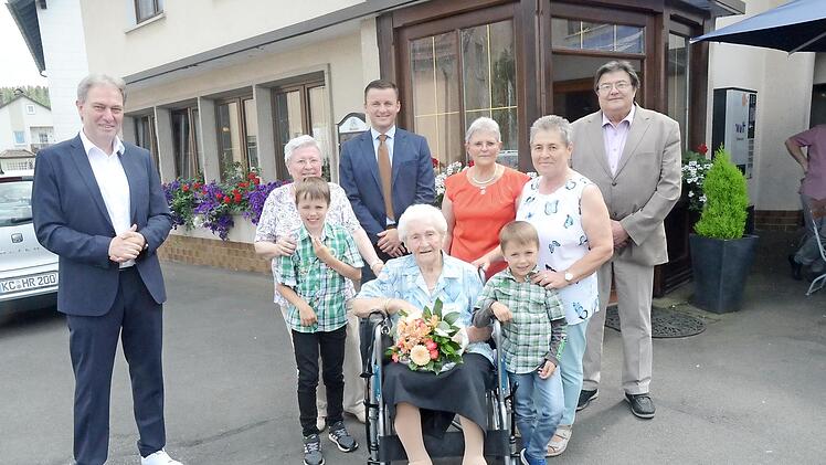 Gratulation zum 100. Geburtstag von Frieda Amon. Mit im Bild Familienangehörige und Landrat Klaus Löffler (links), Bürgermeister Stefan Heinlein und Zweiter Bürgermeister Wolfgang Förtsch (rechts)