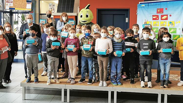 Stolz präsentieren die Kinder am Dienstag ihre neuen Brotboxen