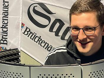 Der Albertshäuser Johannes Wolf (im Bild) plauderte im Sternenzelt-Studio über seine Arbeit als Fan-Betreuer des 1. FC Nürnberg. Foto: Sebastian Schmitt