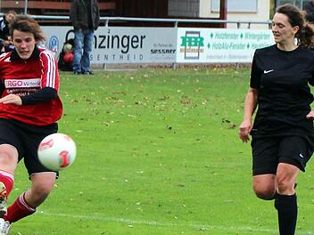 Andrea Schielke (FC Großlangheim) kann die Flanke von Manuela Hilpert (TSV Castell) nicht verhindern. Foto: Thomas