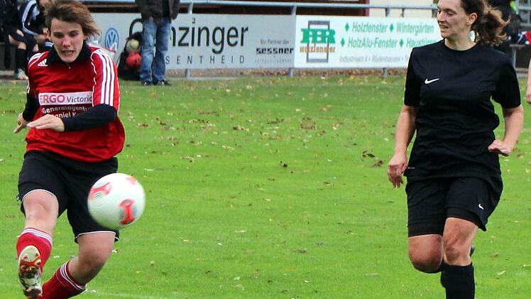Andrea Schielke (FC Großlangheim) kann die Flanke von Manuela Hilpert (TSV Castell) nicht verhindern. Foto: Thomas