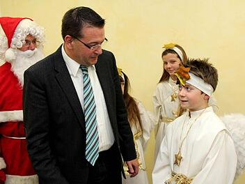 "Deine Rede sollte eher kurz sein", rät Alexander dem Adelsdorfer Bürgermeister Karsten Fischkal (FW). Foto: Johanna Blum