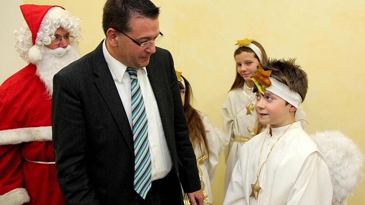 "Deine Rede sollte eher kurz sein", rät Alexander dem Adelsdorfer Bürgermeister Karsten Fischkal (FW). Foto: Johanna Blum