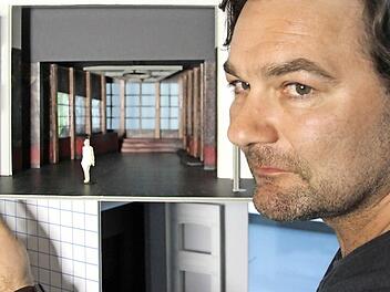 Ausstattungsleiter Jens Hübner vor einem Modell des Bühnenbilds zu "Edith Piaf"  Foto: Rudolf Görtler