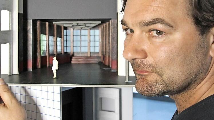 Ausstattungsleiter Jens Hübner vor einem Modell des Bühnenbilds zu "Edith Piaf"  Foto: Rudolf Görtler