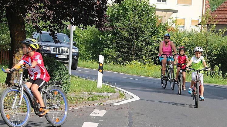 In Diebach querten die Volksradler die Ortsdurchfahrt, um nach Morlesau zu fahren.