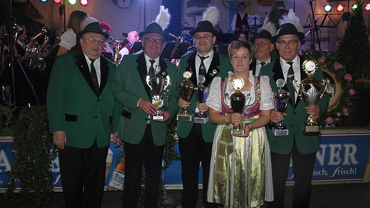 Die Pokalgewinner mit einigen Vorstandsmitgliedern. Im Bild von links: Vorsitzender Willi Fiedler, Georg Trebes, Matthias Korn, Silke Löffler, Otto Trinkwalter, Walter Müller