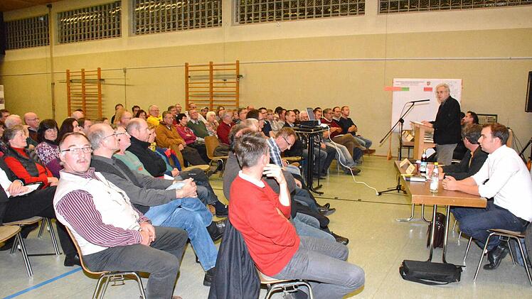 Am Mittwoch fand in der Turnhalle in Burgpreppach ein Werk-Shop zur geplanten Dorferneuerung statt, an dem sich 80 Bürger beteiligten. Foto: Schmidt