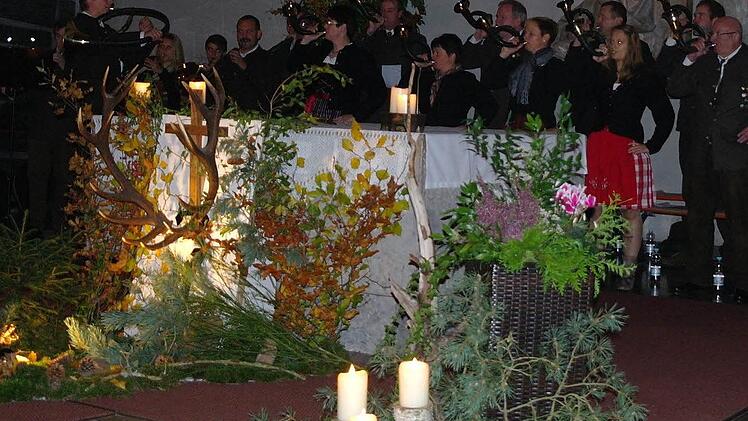 Die Jagdhornbläsergruppe unter Leitung von Sandra Hornung sorgte für die musikalische Gestaltung der Hubertusmesse. Foto: Stephanie Elm