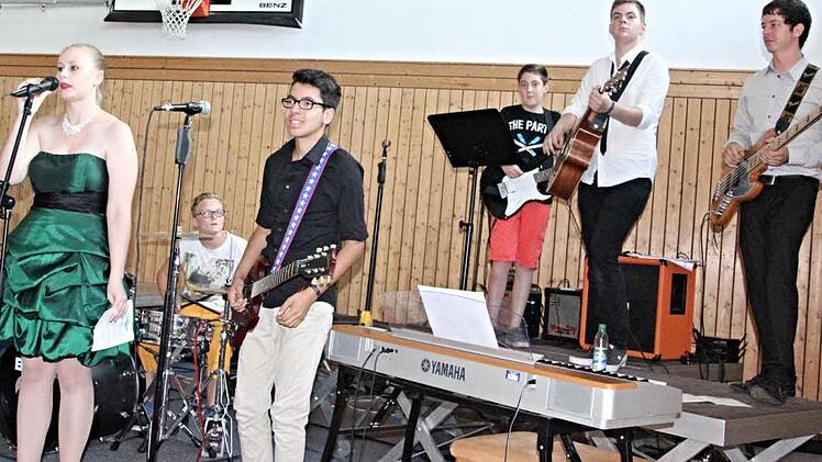 Die Schulband der Dr. Ernst-Schmidt-Realschule Ebern mit ihrem Leiter, Studienrat Florian Schubert (rechts), sorgte für "schmissige Rhythmen." Foto: Helmut Will