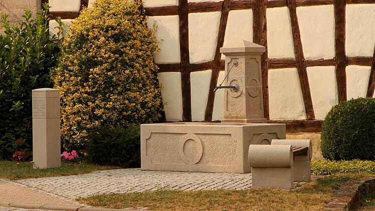 Natürlich aus Sandstein der neue Ortsbrunnen mit der Stele, die an die Erfolge beim Wettbewerb "unser Dorf soll schöner werden - unser Dorf hat Zukunft" erinnert. Foto: Günther Geiling