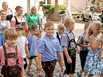 Auch die Jugend war beim Umzug mit der Kindergruppe "Schlaue Füchse" des Obst- und Gartenbauvereins dabei.  Fotos: Günther Geiling