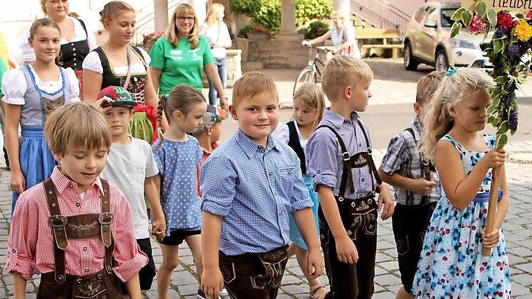 Auch die Jugend war beim Umzug mit der Kindergruppe "Schlaue Füchse" des Obst- und Gartenbauvereins dabei.  Fotos: Günther Geiling
