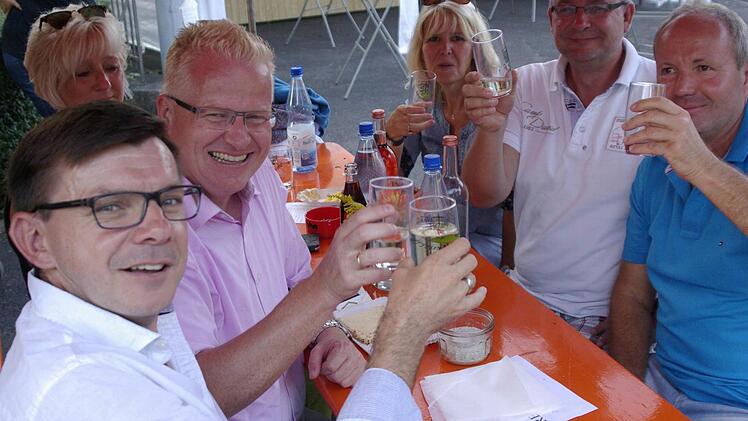 Bürgermeister Armin Warmuth begrüßte zum Wein- und Musik-Event seinen Kollegen Gregor Sommer und die Gäste aus dem hessischen Wehrheim.  Foto: Winfried Ehling