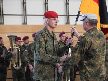 Brigadegeneral Michael Matz (rechts) übergab Oberstleutnant Roman Jähnel die Verantwortung für seine neue Aufgabe als Kommandeur. Das Heeresmusikkorps Veitshöchheim begleitete den Appell. Foto: Ulrike Müller