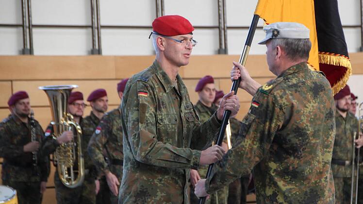 Brigadegeneral Michael Matz (rechts) übergab Oberstleutnant Roman Jähnel die Verantwortung für seine neue Aufgabe als Kommandeur. Das Heeresmusikkorps Veitshöchheim begleitete den Appell. Foto: Ulrike Müller