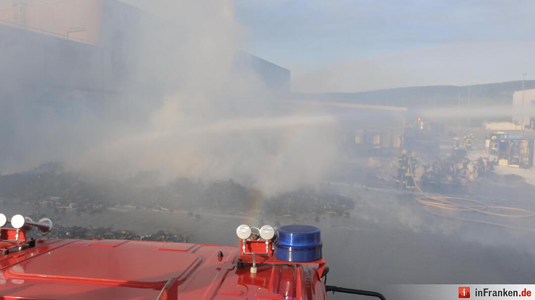 Feuer in Industriebetrieb in Alzenau – Schaulustige behindern Feuerwehr