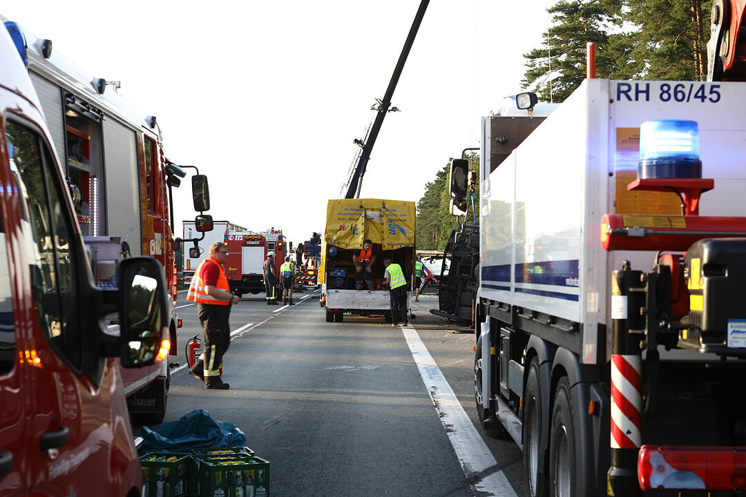 Kampf gegen die Zeit: Vollbeladener Autotransporter ŸberschlŠgt sich auf der A9 - Feuerwehr braucht anderthalb Stunden, um eingeklemmten Fahrer zu befreien