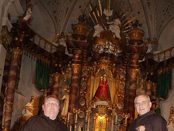 Die Patres Adrian Manderla und Wallfahrtsseelsorger Witalis Stania freuen sich über die großangelegte Sanierung. Die Bilder, die dunkel geworden sind, sollen aufgehellt werden. Außerdem bekommt die Kirche eine neue Belüftungsanlage. Noch in diesem Jahr sollen die Kosten ermittelt werden.Sonny Adam