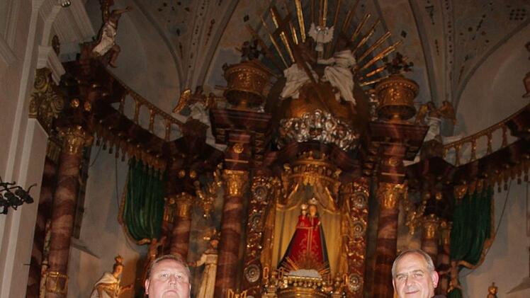 Die Patres Adrian Manderla und Wallfahrtsseelsorger Witalis Stania freuen sich über die großangelegte Sanierung. Die Bilder, die dunkel geworden sind, sollen aufgehellt werden. Außerdem bekommt die Kirche eine neue Belüftungsanlage. Noch in diesem Jahr sollen die Kosten ermittelt werden.Sonny Adam