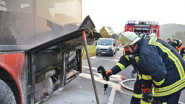 Sieben Schulkinder kamen am Freitagmorgen mit dem Schrecken davon. Der Motor ihres Schulbusses war in Brand geraten. Der Busfahrer erlitt beim L&ouml;schen eine Rauchvergiftung. Hanns Friedrich