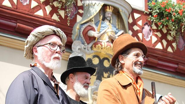 Richard Goppert (rechts) als Joseph Victor von Scheffel beim Staffelsteiner Altstadtfest; hinter ihm steht Ulrich Schmitt als Adam Riese und links Professor Ulrich Reich.Matthias Einwag