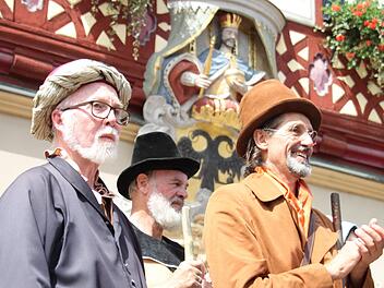 Richard Goppert (rechts) als Joseph Victor von Scheffel beim Staffelsteiner Altstadtfest; hinter ihm steht Ulrich Schmitt als Adam Riese und links Professor Ulrich Reich.Matthias Einwag