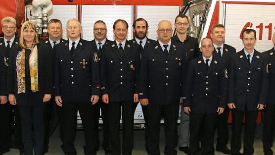 Die Feuerwehr Coburg zeichnete langjährige Kameraden aus und sprach Beförderungen aus. Foto: Wolfgang Desombre