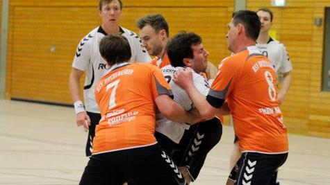 Gänzlich unter Kontrolle hatte der Bezirksliga-Meister HSV Hochfranken II mit Lukas Kempf (Nr. 7) und Radek Najman (Nr. 8) die TS Lichtenfels um Maximilian Rödel (Mitte).  Foto: Heike Günther