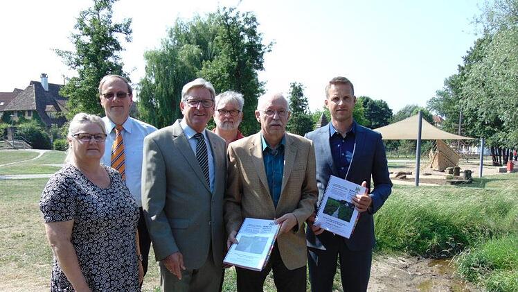 Bei der Übergabe der Dokumentation am Brandbach, hintere Reihe: Ulrich Buchholz (l.) und Günter Schulze  Vowinkel-Schwedler; vordere Reihe (v. l.): Karin Weber, Heinz Richter, Bernhard Birnfeld und Holger Bezold Foto: Petra Malbrich