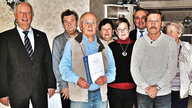 Die Ehrung langjähriger Mitglieder stand im Mittelpunkt der Adventsfeier des VdK-Ortsverbandes Altenkunstadt. Seit 40 Jahren hält Helmut Weickert (Dritter von links) dem Sozialverband die Treue. Ortsvorsitzender Reinhold Hüttner (Zweiter von links), Kreisvorsitzender Heinz Wittmann (links) und Bürgermeister Robert Hümmer (Dritter von rechts) überreichten Urkunden und Treueabzeichen.  Foto: Bernd Kleinert