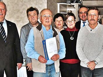 Die Ehrung langjähriger Mitglieder stand im Mittelpunkt der Adventsfeier des VdK-Ortsverbandes Altenkunstadt. Seit 40 Jahren hält Helmut Weickert (Dritter von links) dem Sozialverband die Treue. Ortsvorsitzender Reinhold Hüttner (Zweiter von links), Kreisvorsitzender Heinz Wittmann (links) und Bürgermeister Robert Hümmer (Dritter von rechts) überreichten Urkunden und Treueabzeichen.  Foto: Bernd Kleinert